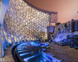 When you enter the museum, you are welcomed with a 30-meter tall atrium that provides full natural light filtered through a striking glass wall. This 